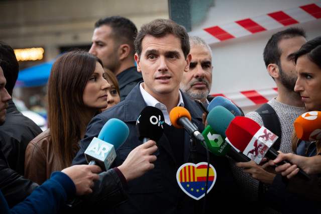 El presidente de C's, Albert Rivera atiende a los medios de comunicación