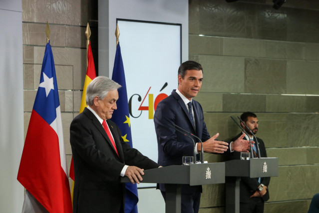 El presidente del Gobierno, Pedro Sánchez, y el presidente de Chile, Sebastián Piñera, ofrecen una rueda de prensa en el complejo de La Moncloa