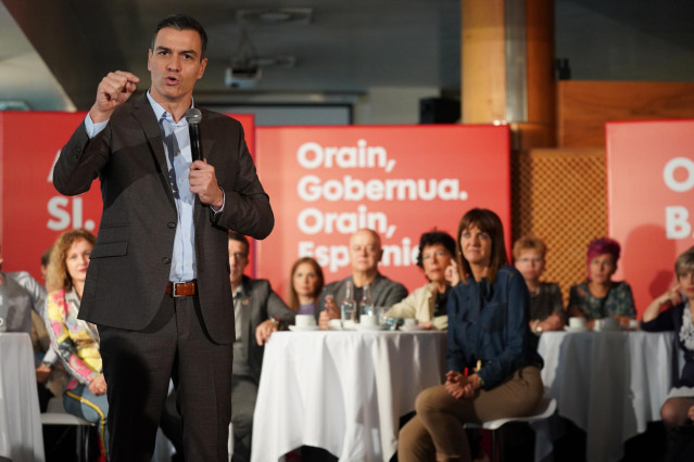 El líder del PSOE, Pedro Sánchez, habla en un acto de la campaña a las generales del 10N, bajo la mirada de la líder del PSE, Idoia Mendia; la ministra de Educación, Isabel Celaá, y los miembros de la Ejecutiva Federal del PSOE Patxi López y Odón Olorza