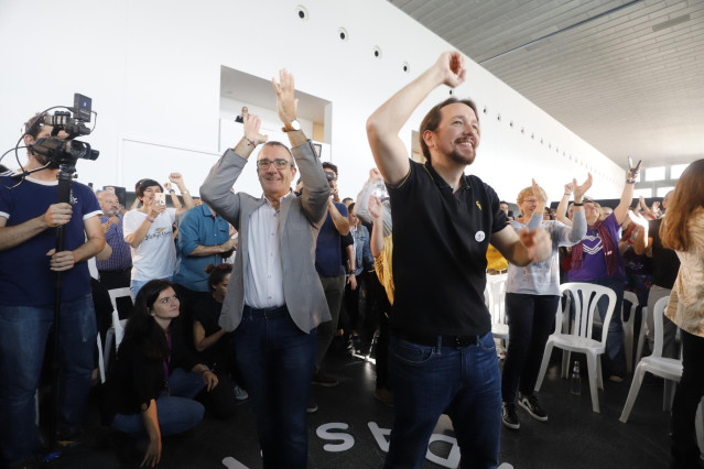 El secretario general de Podemos, Pablo Iglesias, saludan durante un encuentro con la gente en Palma de Mallorca (Baleares/España) a 1 de noviembre de 2019.