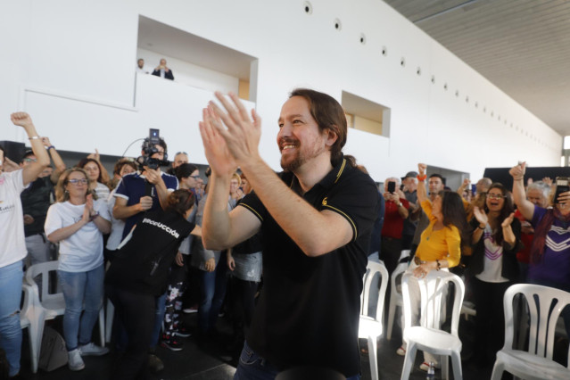 El secretario general de Podemos, Pablo Iglesias, saluda durante un encuentro con la gente en Palma de Mallorca (Baleares/España) a 1 de noviembre de 2019.