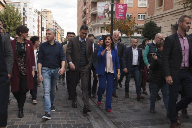 El secretario general del PSOE y presidente en funciones, Pedro Sánchez, recorre Logroño en campaña, acompañado de la presidenta de La Rioja, Concha Andreu, y candidatos socialistas al Congreso y Senado