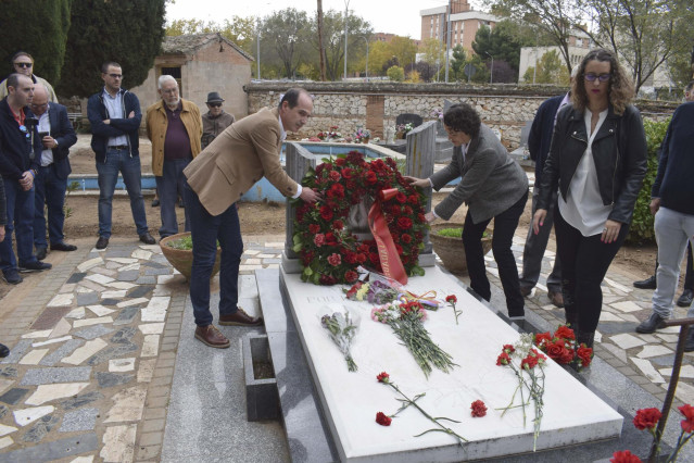 La ministra de Trabajo en funciones, Magdalena Valerio, en el cementerio municipal de Guadalajara