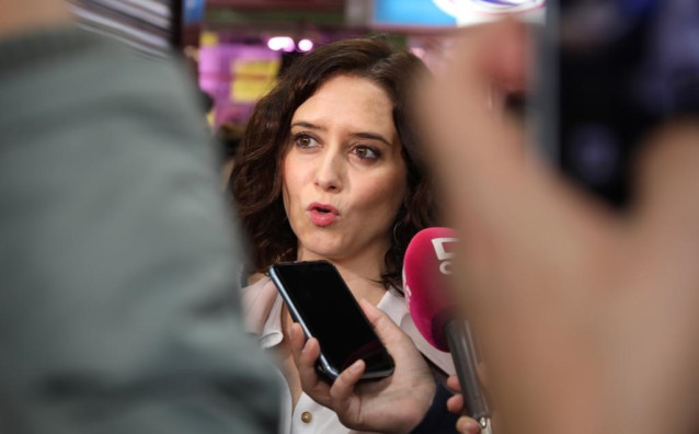 Isabel Díaz Ayuso en declaraciones a los medios durante una visita a Illescas (Toledo)