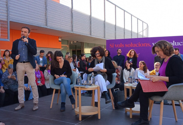 Jaume Asens, Ada Colau, Rosa Lluch (comuns) e Irene Montero (Unidas Podemos) en un acto de ECP en Santa Coloma de Gramenet (Barcelona) en campaña de las elecciones generales del 10 de noviembre de 2019
