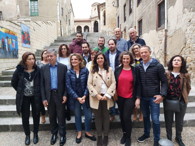 Teresa Ribera, ministra para la Transición Ecológica, en el centro de la imagen y a su derecha, Esther Peña, candidata del PSOE de Burgos al Congreso de los Diputados