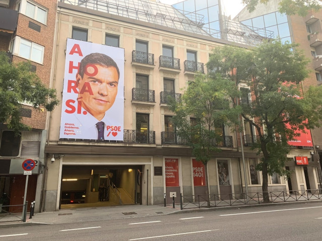 Fachada de Ferraz con el lema de campaña