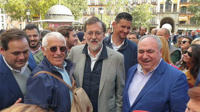 Rajoy se da un baño de multitudes en Toledo estrechando manos, dando besos y haciéndose fotos