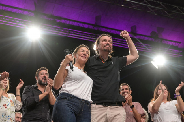 El Secretario General de Unidas Podemos y candidato a la presidencia, Pablo Iglesias, levantando el puño izquierdo, junto a la candidata de podemos en Galicia, Yolanda Díaz, durante un acto en A Coruña (Galicia), a 3 de noviembre de 2019