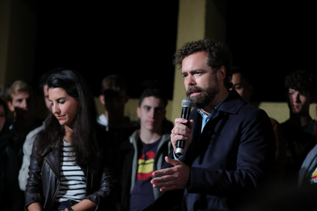La portavoz de Vox en la Asamblea de Madrid, Rocío Monasterio, y el portavoz de Vox en el Congreso, Iván Espinosa de los Monteros, en un acto de Vox con jóvenes en Madrid a 2 de noviembre de 2019