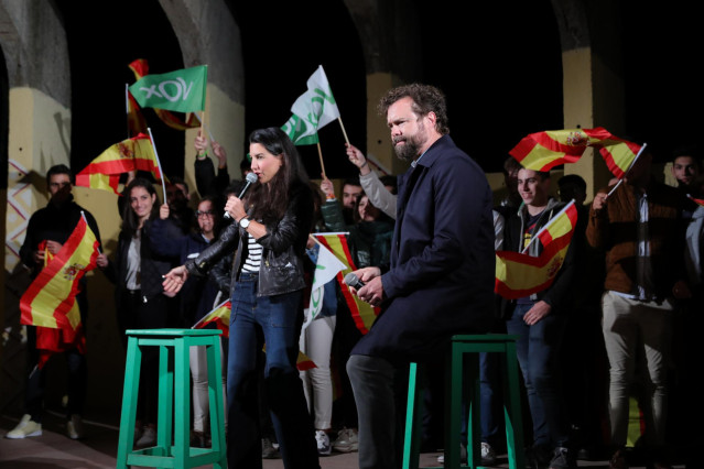 La portavoz de Vox en la Asamblea de Madrid, Rocío Monasterio, y el portavoz de Vox en el Congreso, Iván Espinosa de los Monteros, en un acto de Vox con jóvenes en Madrid a 2 de noviembre de 2019