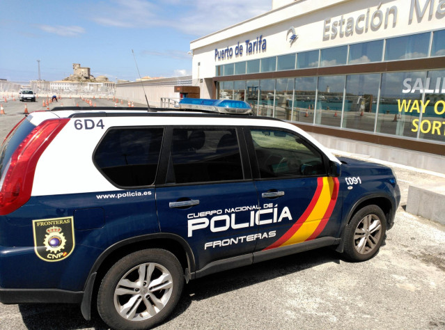 Coche de Policía en el puerto de Tarifa, en una imagen de archivo