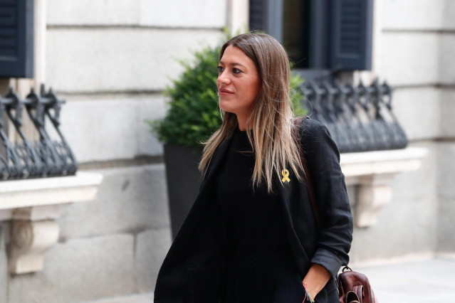 La vicepresidenta del PDeCAT, Míriam Nogueras i Camero, a su llegada al Congreso de los Diputados para la segunda sesión del debate de investidura del candidato socialista a la Presidencia del Gobierno.