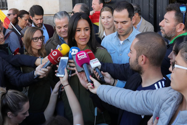 La vicealcaldesa de Madrid, Begoña Villacis (i) y el vicepresidente y portavoz del Gobierno de la Comunidad de Madrid, Ignacio Aguado (d), durante la concentración 'Juntos por España. Convivencia sin violencia' convocada por Foro España.