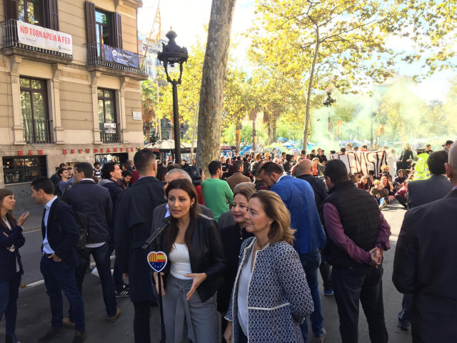 Lorena Roldán, Sonia Sierra y Carina Mejías (Cs) hacen declaraciones a la prensa mientras un centenar de estudiantes protesta ante la plaza Universitat de Barcelona.