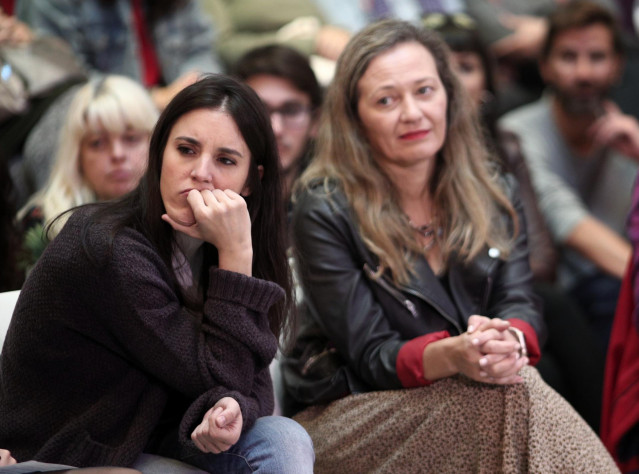 (I-D) La portavoz de Unidas Podemos en el Congreso, Irene Montero y la diputada en el Congreso por Las Palmas con Unidas Podemos, Vicky Rosell, durante el acto del partido 'Un Gobierno feminista', en Madrid (España), a 4 de noviembre de 2019.