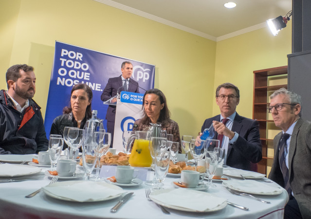 El presidente de la Xunta y líder del PPdeG, Alberto Núñez, en un desayuno informativo durante la campaña electoral junto con candidatos por Pontevedra al Congreso