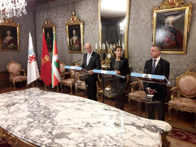 De izquierda a derecha, el presidente de Nueva Aquitania, Alain Rousset, la presidenta de Navarra, María Chivite, y el lehendakari vasco, Íñigo Urkullu, en una comparecencia posterior a la celebración de la asamblea de la Eurorregión.