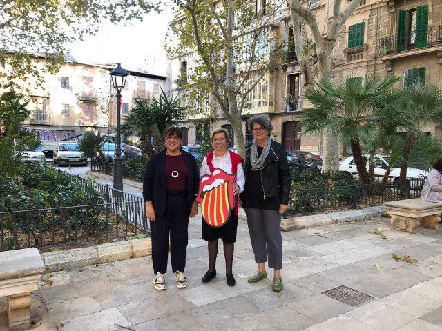 Las militantes de MÉS per Mallorca, Bel Busquets y Agustina Vilaret, junto  a la candidata de MÉS-Esquerra al Senado por Mallorca, Lila Thomàs (centro).