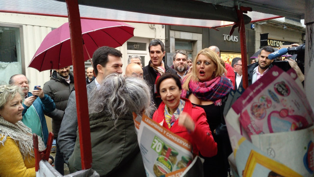 La ministra de Defensa en funciones, Margarita Robles, compra castañas en Ferrol durante la campaña electoral del 10 de noviembre junto al líder del PSdeG, Gonzalo Caballero, y Beatriz Sestayo