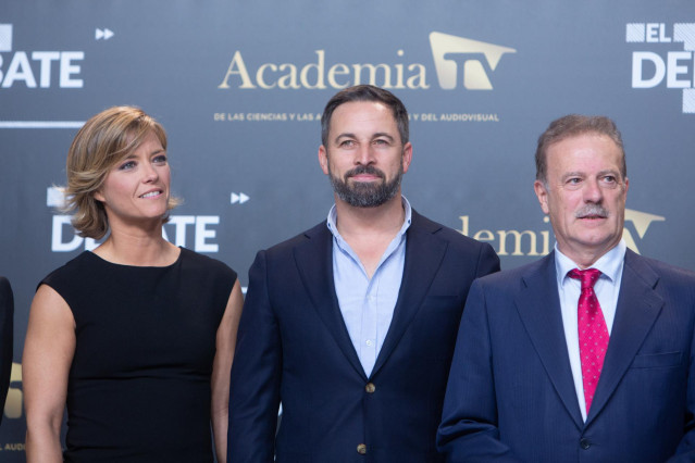 El presidente de Vox, Santiago Abascal, acompañado por la presidenta de la academia de la televisión, María Casado y el presidente emérito de la academia de televisión, Manuel Campo Vidal, llega al debate electoral en televisión