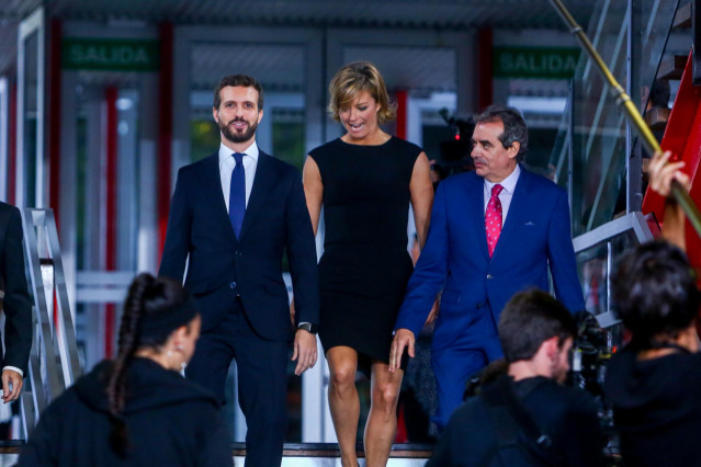 El presidente del PP. Pablo Casado acompañado por la presidenta de la academia de la televisión, María Casado, llega al debate electoral en televisión en el Pabellón de Cristal de la Casa de Campo de Madrid el 4 de noviembre de 2019.