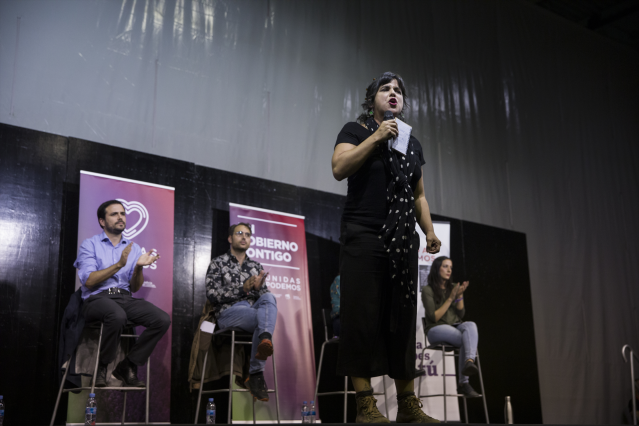 La líder de Podemos Andalucía, Teresa Rodríguez durante su intervención en el acto, junto a los coordinadores estatales y autonómicos de IU, Alberto Garzón (i)y Toni Valero, (2i) respectivamente.  En Sevilla, a 04 de noviembre de 2019.