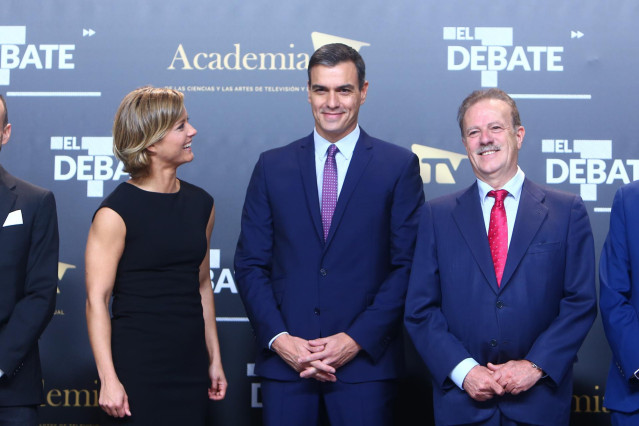 El presidente del Gobierno en funciones, Pedro Sánchez, acompañado por la presidenta de la academia de la televisión, María Casado y el presidente emérito de la academia de televisión, Manuel Campo Vidal, llega al debate electoral en televisión en el Pabe