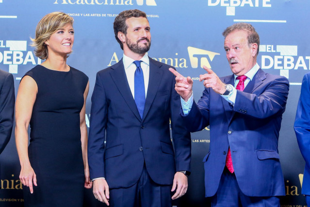 El presidente del PP. Pablo Casado, acompañado por la presidenta de la academia de la televisión, María Casado, t el presidente emérito de la academia de televisión , Manuel Campo Vidal, llega al debate electoral en televisión en el Pabellón de Cristal de