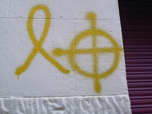Pintadas aparecidas en el comercio de la familia de Albert Rivera