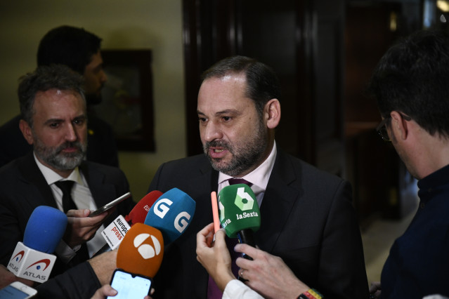 El ministro de Fomento en funciones, José Luis Ábalos ofrece declaraciones a los medios de comunicación en el Foro ABC 'Infraestructuras para mejorar la movilidad en Madrid', en el Hotel Intercontinental de Madrid (España), a 31 de octubre de 2019.