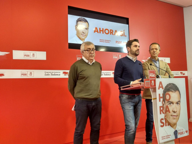 Ander Gil (C) entre José Fernández(I) Y Antidio Fagúndez (D) en la comparencencia en la sede del PSOE de Zamora.