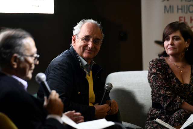 Joaquín Echevarría (2i), en la presentación de su libro 'Así era mi hijo Ignacio, el héroe del monopatín', en honor a su hijo Ignacio Echevarría, fallecido en el atentado terrorista del puente de Londres en 2017, en Madrid, a 4 de noviembre de 2019.