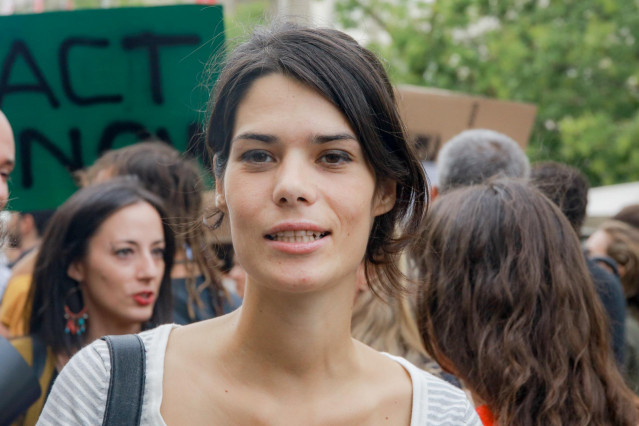La portavoz de Unidas Podemos en la Asamblea de Madrid, Isa Serra, acude a la sentada ecofeminista por el clima frente al Congreso para mostrar el apoyo a la juventud organizada frente a la crisis climática, en la Plaza de las Cortes el 20 de septiembre d