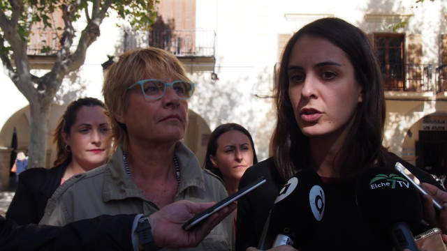 La portavoz estatal de Más País, Rita Maestre, y la candidata número 1 al Senado por Alicante, Llum Quiñonero,  atendiendo a los medios de comunicación en Elche (Alicante).