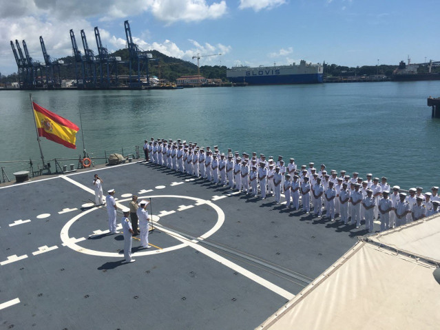Tripulación de la fragata Méndez Núñez a su paso por el Canal de Panamá