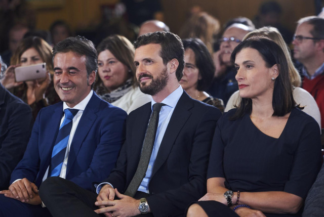 El presidente del PP y candidato a la Presidencia del Gobierno, Pablo Casado (2i) y la alcaldesa de Santander, Gema Igual Ortiz (3i) durante el acto de clausura del PP en el Hotel Santemar, en Santander, Cantabria (España), a 5 de noviembre de 2019.