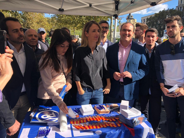 Cayetana Álvarez de Toledo (PP) en la carpa del partido en plaza Universitat durante la acampada