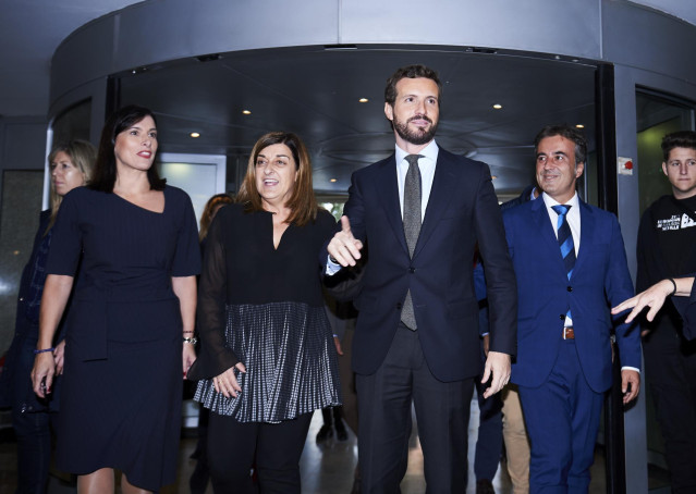 La alcaldesa de Santander, Gema Igual Ortiz (1i) y el presidente del PP y candidato al Gobierno, Pablo Casado (3i) a la entrada del Hotel Santemar donde se clasusura el del PP en Santander, Cantabria (España), a 5 de noviembre de 2019.
