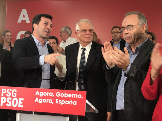El secretario general del PSdeG, Gonzalo Caballero, junto al ministro de Asuntos Exteriores en funciones, Josep Borrell, y el alcalde de Santiago, Xosé Sánchez Bugallo