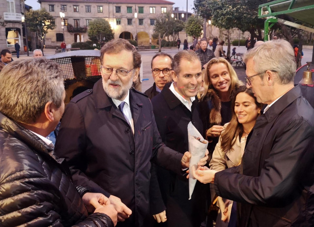 El expresidente del Gobierno Mariano Rajoy durante un paseo por Pontevedra en la campaña de las generales del 10N