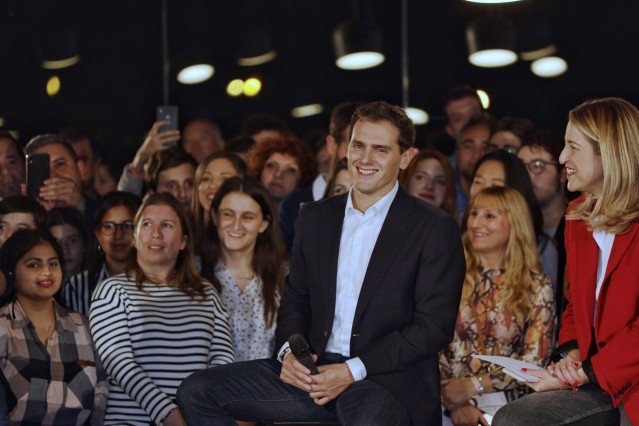 El presidente de Ciudadanos, Albert Rivera, junto a la cabeza de lista al Congreso por Valencia, María Muñoz.