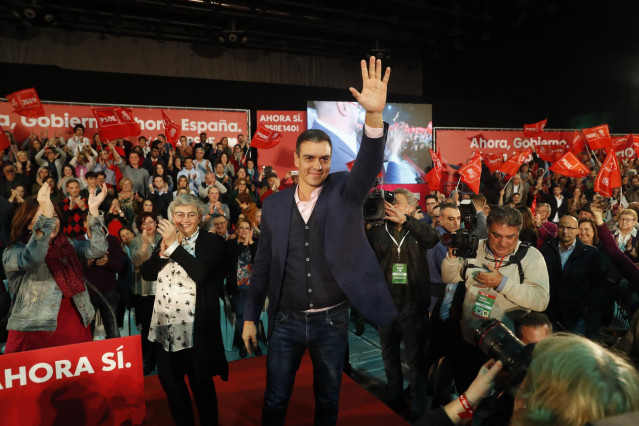 El presidente del Gobierno en funciones, Pedro Sánchez (d), junto con la alcaldesa de Gijón, Ana González (centro), intervienen en un mItin del PSOE en el Pabellón Central del Recinto Ferial Luis Adaro de Gijón (España) el 5 de noviembre de 2019.