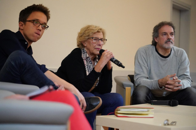 (I-D) El candidato de Más País a las elecciones del 10N, Íñigo Errejón, la ex alcaldesa de Madrid, Manuela Carmena, y el líder de la candidatura de Más País al Congreso por Vizcaya, Txema Urkijo, participan en un acto del partido en Bilbao (Euskadi/España