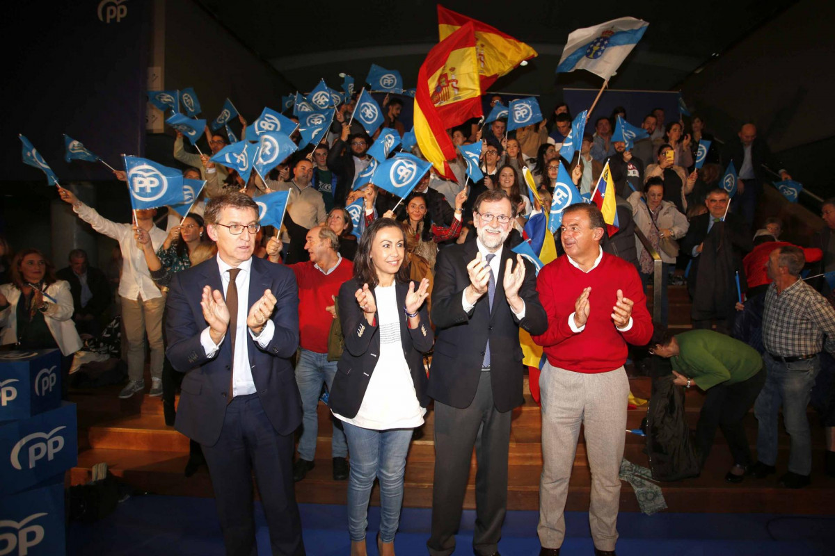 El presidente de la Xunta de Galicia, Alberto Núñez Feijóo, y el expresidente del Gobierno, Mariano Rajoy, en un mitin con los candidatos a las Cortes,  María Ramallo y Javier Guerra.
