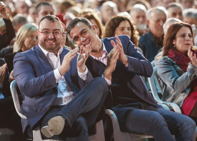El presidente del Gobierno en funciones, Pedro Sánchez y el presidente de Asturias y secretario general del PSOE asturiano, Adrián Barbón, en un mitin en el Pabellón Central del Recinto Ferial Luis Adaro de Gijón (España) el 5 de noviembre de 2019.
