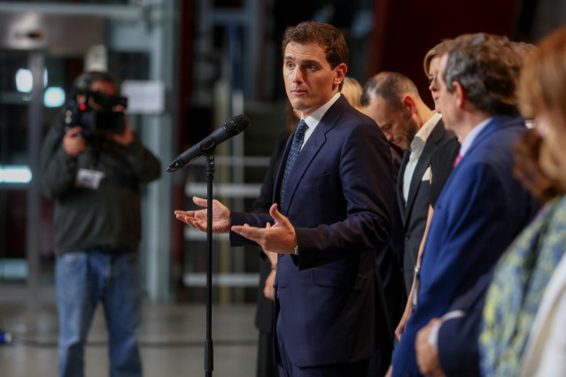 Albert Rivera hace declaraciones después del debate electoral en televisión en el Pabellón de Cristal de la Casa de Campo de Madrid el 4 de noviembre de 2019.