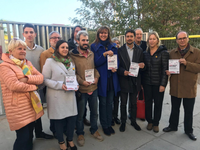 La cabeza de lista de JxCat en el Congreso, Laura Borràs; el conseller Damià Calvet y la concejal en el Ayuntamiento de Barcelona, Neus Munté, con vecinos de Sant Andreu ante las obras de La Sagrera.