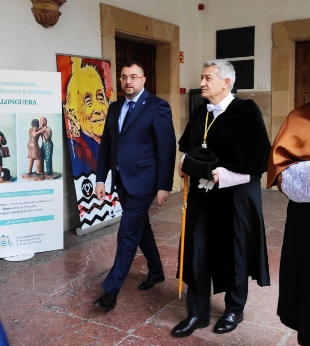 El presidente del Principado, Adrián Barbón, y el rector de la Universidad, Santiago García Granda, en el Edificio Histórico