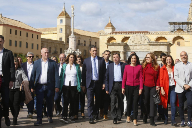 Pedro Sánchez  y Susana Díaz (centro) en su paseo por el casco histórico de Córdoba cruzan el Puente Romano.